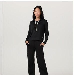 **MINT/EXCELLENT** Vuori Halo Essential Hoodie in Forest Green